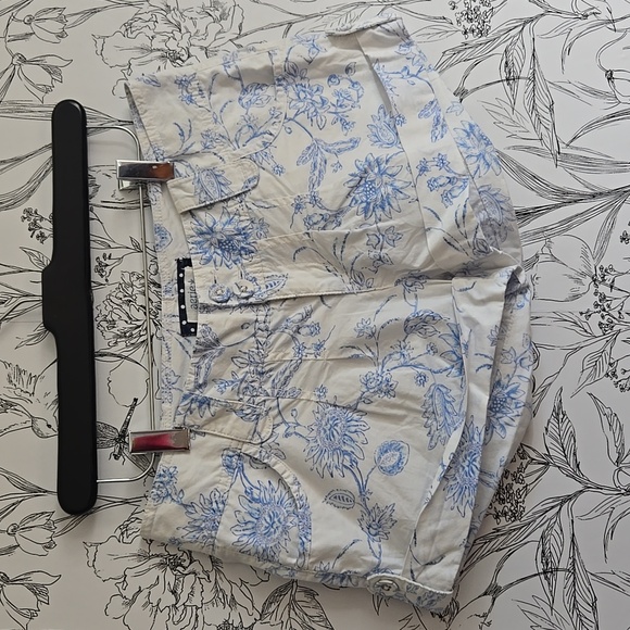 VINTAGE AERIE Floral Blue and White Women's Shorts - Picture 4 of 11